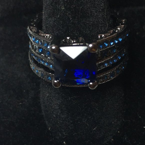 ring - Picture 4 of 8